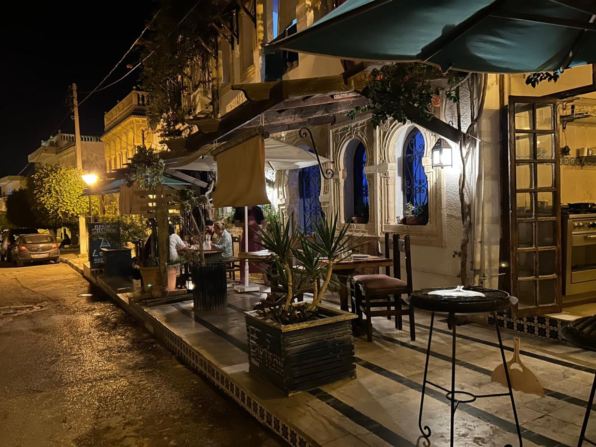 L'Artisan Hotell Harqalah Exteriör bild