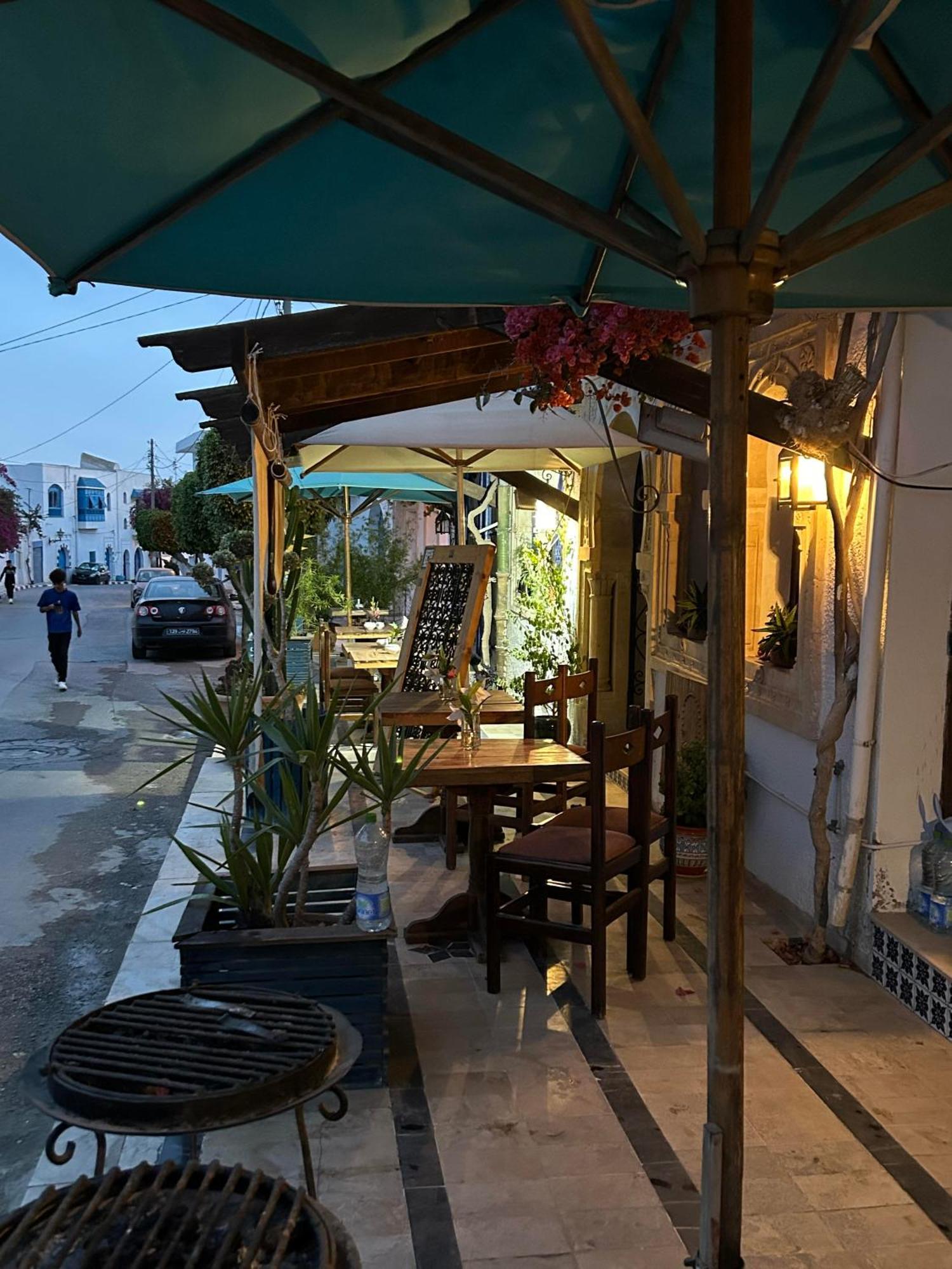 L'Artisan Hotell Harqalah Exteriör bild