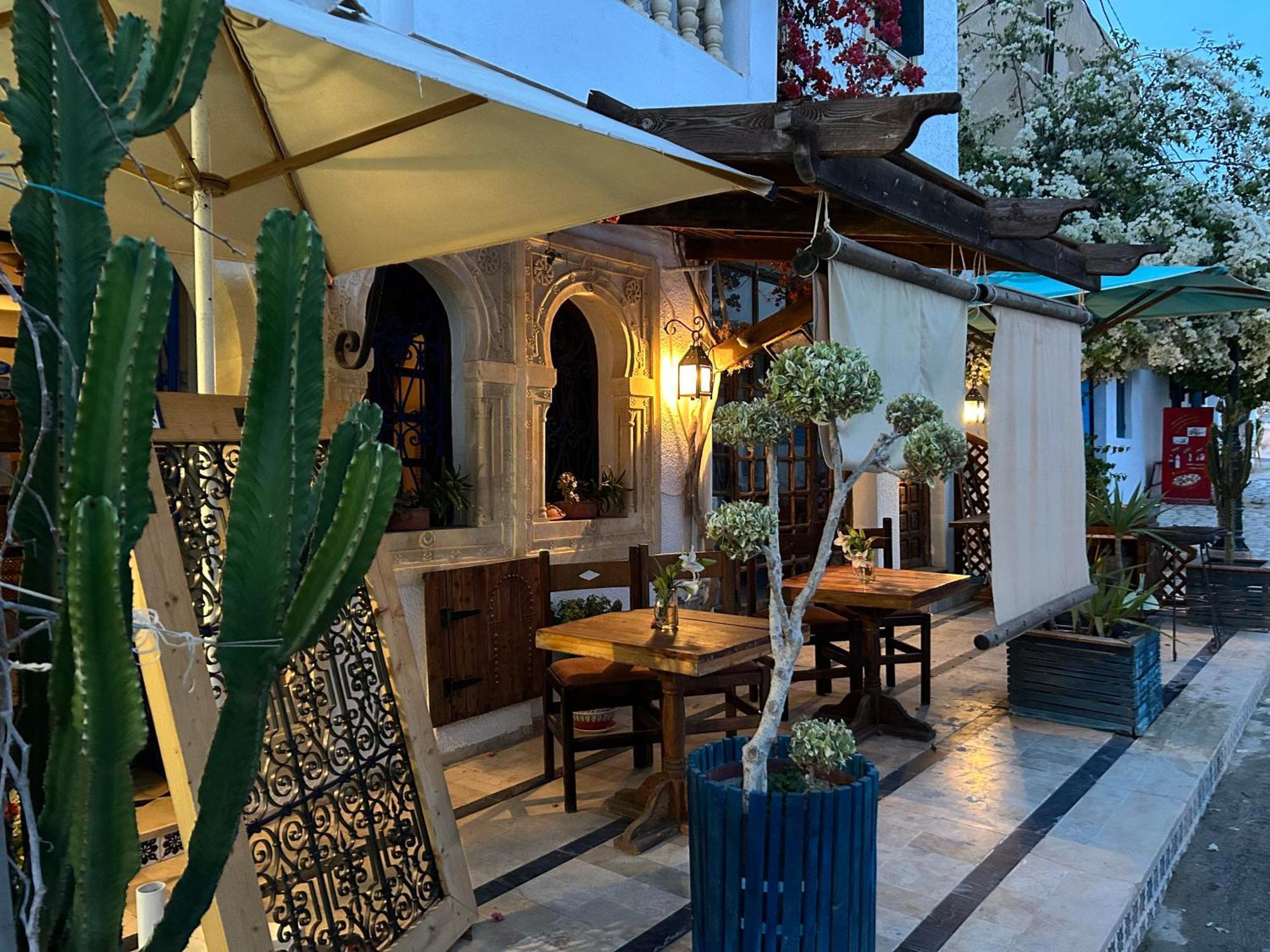L'Artisan Hotell Harqalah Exteriör bild