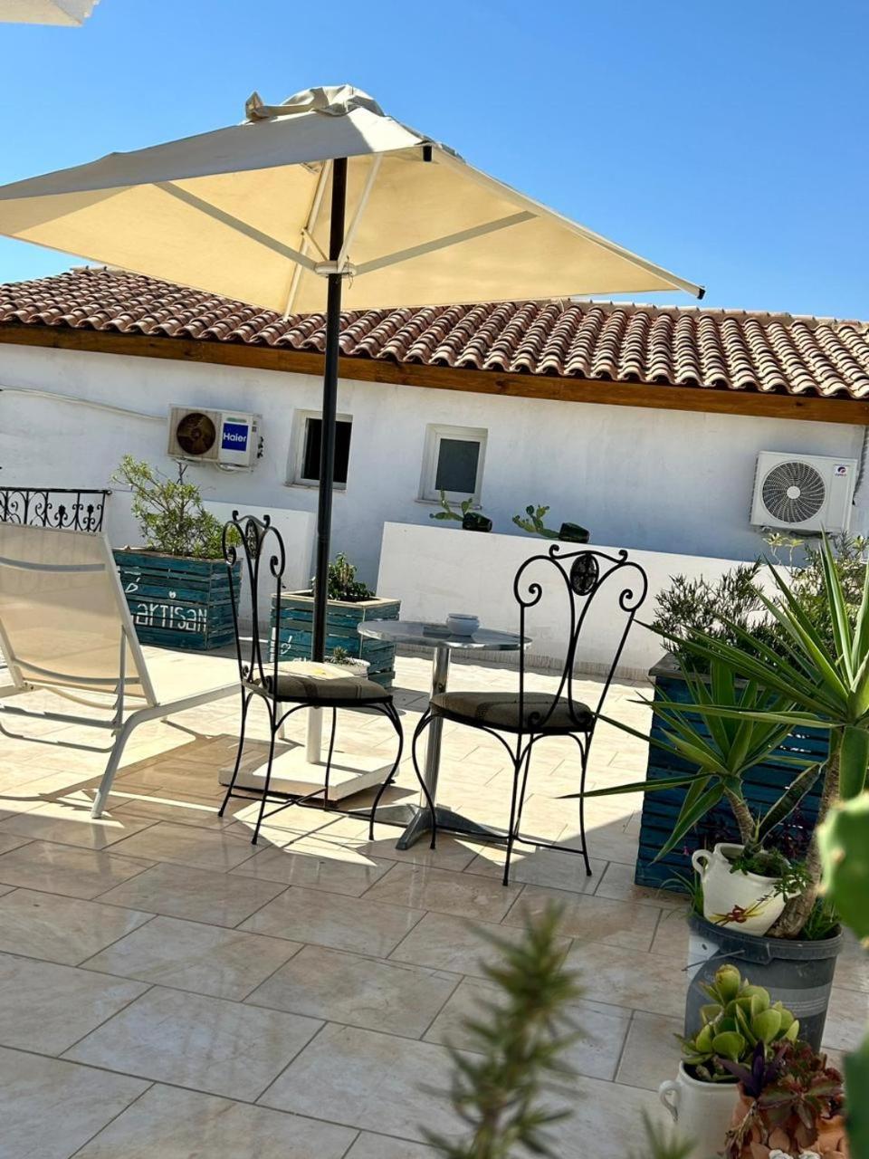 L'Artisan Hotell Harqalah Exteriör bild