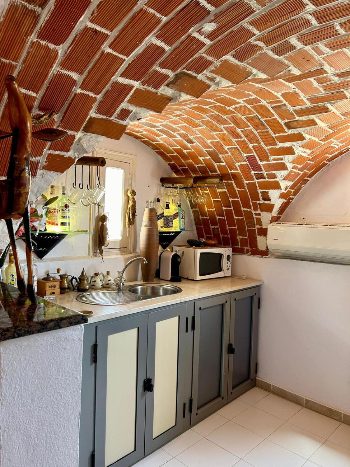 L'Artisan Hotell Harqalah Exteriör bild