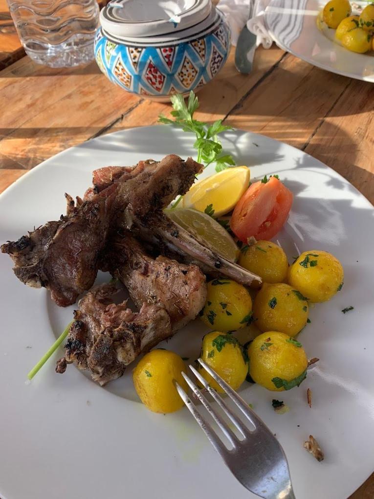 L'Artisan Hotell Harqalah Exteriör bild